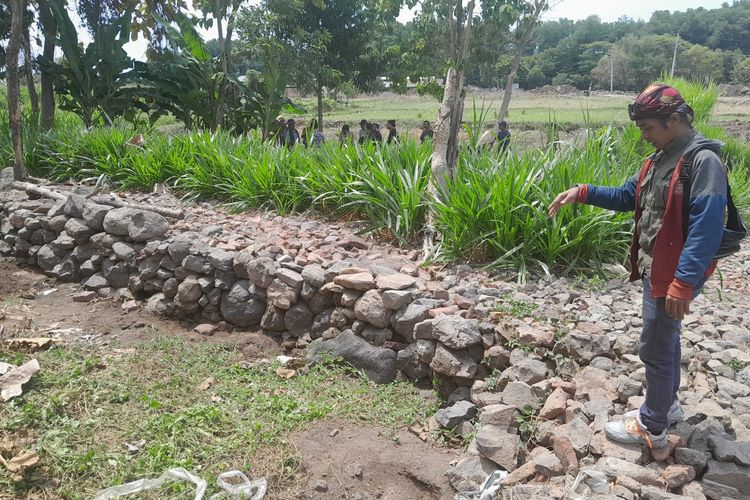 Objek Diduga Cagar Budaya (ODCB) Situs Daleman dari Kerajaan Majapahit di Desa Banyuglugur, Kecamatan Banyuglugur, Kabupaten Situbondo, Provinsi Jawa Timur rusak terdampak pembangunan perusahaan.