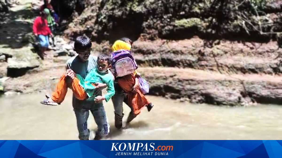 Tak Ada Jembatan, Warga di Ponorogo Gendong Anak Seberangi Sungai untuk Pergi ke Sekolah

Baca di sini: 

~AA #Ponorogo