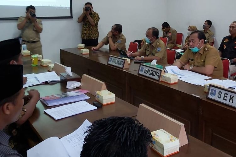 Wali Kota Tegal Dedy Yon Supriyono dan anggota Tim Gugus Percepatan  Penanganan Covid-19 saat rapat kerja bersama anggota DPRD Kota Tegal, Senin (6/4/2020)