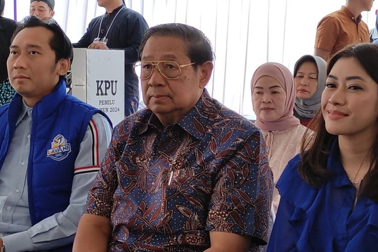 #---Edhie Baskoro dan Istri dampingi Susilo Bambang Yudhoyono, menggunakan hak pilih di Kabupaten Pacitan Jawa Tikur, Rabu (14/02/2024)---#