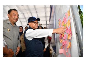 Mendikdasmen Beri Bantuan dan Semangat Korban Banjir di Sumbar