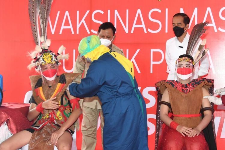Presiden Jokowi saat meninjau pelaksanaan vaksin Covid-19 pelajar di SMP Negeri 22 Samarinda, Kaltim, Selasa (24/8/2021).