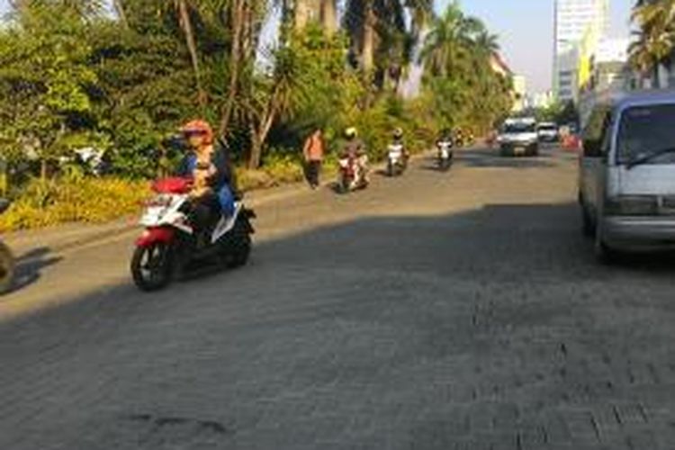 Volume kendaraan yang tinggi di Jalan TB Simatupang, Cilandak, Jakarta Selatan, membuat arus lalu lintas jalan tersebut tersendat. Untuk menghindarinya, sebagian pengemudi mobil dan pengendara motor pun memilih untuk masuk ke Cilandak Town Square (Citos).
