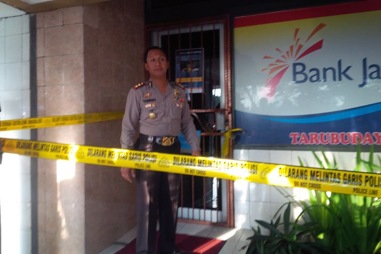 Kapolres Semarang  AKBP Thirdy Hadmiarso keluar dari Bank Jateng Kantor Kas Tarubudaya, Kabupaten Semarang yang telah dipolice line, Kamis (18/5/2017) siang.