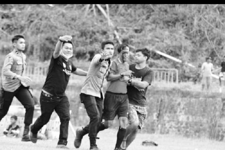 Wasit Liga 3 Indonesia (dua dari kanan) menjadi korban pemukulan pemain dalam pertandingan Liga 3 zona Sulawesi Selatan Gasma Enrekang vs PS Nene Mallomo, Jumat (24/12/2021). 