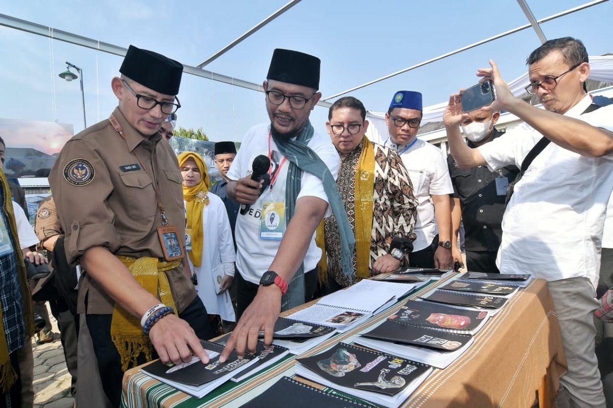Menteri Pariwisata dan Ekonomi Kreatif Sandiaga Uno saat melihat pameran fotografi di Pesantren Ruhama Al Fajar, Bogor, Jawa Barat.
