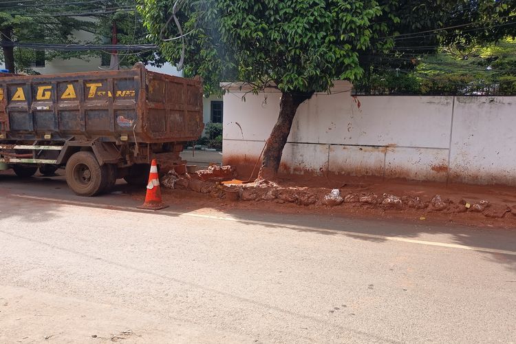 Lumpur di Jalan Batu Ampar Jaktim Selesai Dibersihkan, PAM Jaya Ingatkan Kontraktor