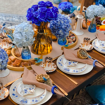 Kombinasikan dekorasi meja makan dengan bunga-bunga