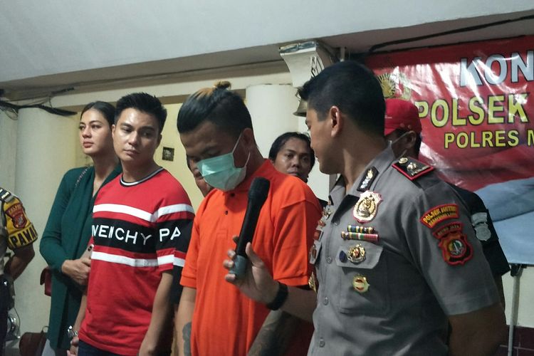 Polisi merilis kasus pencurian dua sepeda motor milik artis peran Baim Wong yang dicuri mantan anak buahnya di Mapolsek Kebayoran Lama, Jakarta Selatan, Minggu (17/11/2019).