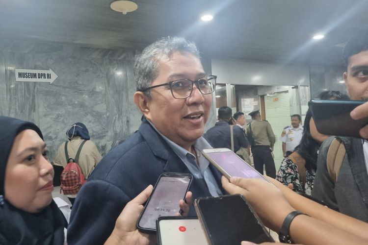 Direktur Jenderal Perkeretaapian Kementerian Perhubungan Risal Wasal saat ditemui setelah RDP dengan Komisi V di Gedung DPR RI, Jakarta, Senin (4/9/2023). 