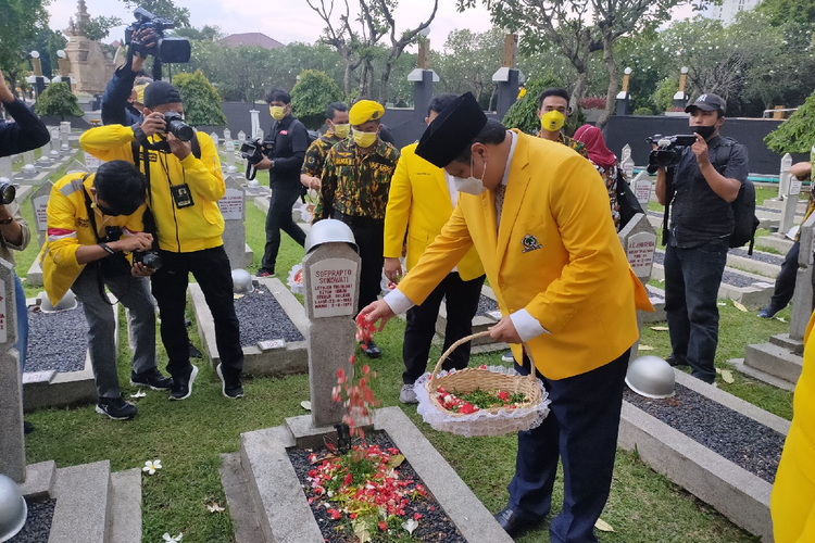 Ketua Umum Partai Golkar Airlangga Hartarto saat menabur bunga ke makam salah satu pahlawan di TMP Kalibata, Jakarta Selatan, Selasa (19/10/2021).