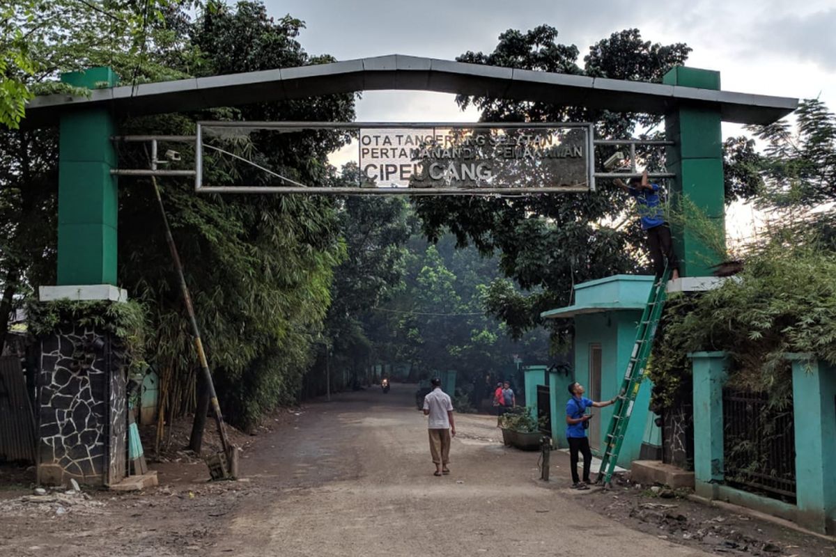 Bau busuk dari sampah-sampah yang berada di TPA Cipeucang tercium hingga ke Stasiun Serpong yang berjarak sekitar 1 kilometer dari TPA itu.