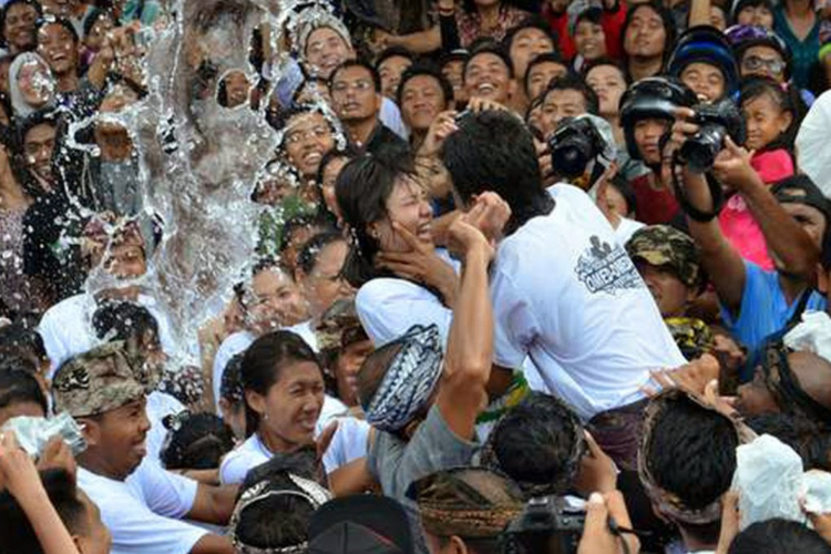 Omed -omedan dari Bali. Tradisi ini dilakukan pada hari pertama setelah Hari Raya Nyepi di Desa Sesetan, Bali. 