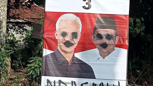 Belasan Baliho Ganjar-Mahfud di Blitar Dicoret dengan Kata &ldquo;Ndasmu!&rdquo;