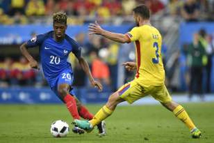 Penyerang timnas Perancis, Kingsley Coman (kiri), berusaha melewati hadangan bek Rumania, Razvan Rat, pada pertandingan perdana penyisihan Grup A Piala Eropa 2016 di Stade de France, Saint-Denis, Paris, Jumat (10/6/2016). Perancis menang 2-1.