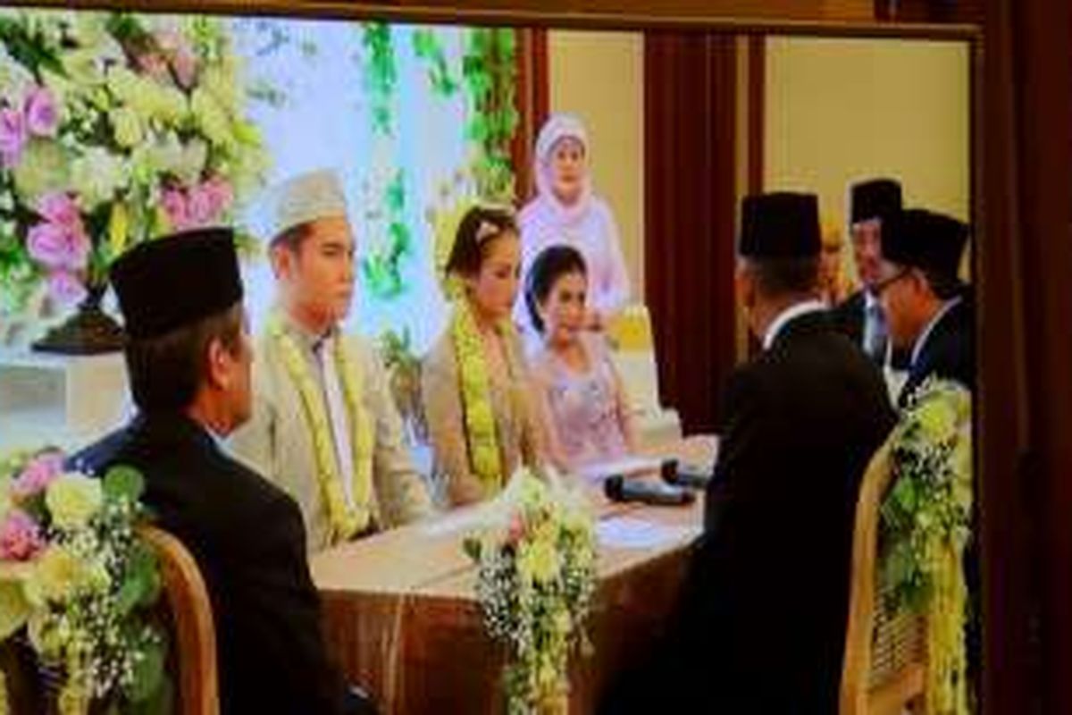 Acha Septriasa dan Vicky Kharisma saat menjalani prosesi akad nikah di Hotel Le Meridian, Sudirman, Jakarta Pusat, Minggu (11/12/2016). 