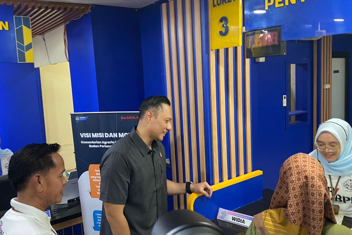 Menteri ATR Agus Harimurti Yudhoyono mengunjungi Kantor Pertanahan Kabupaten Bandung, Jawa Barat, Minggu (9/6/2024).