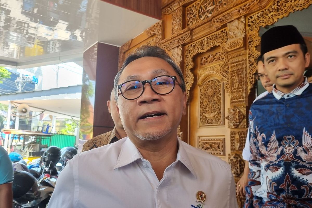 Mendag Zulkifli Hasan membuka pasar murah di Semarang, Selasa (26/9/2023).