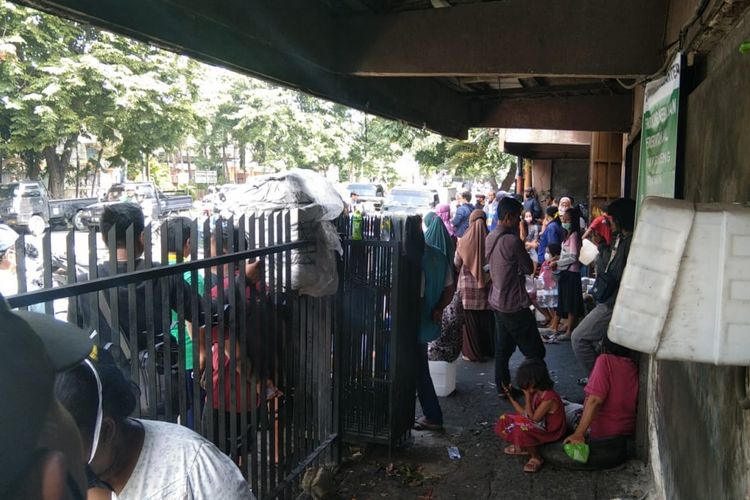Warga Kota Semarang antre minyak goreng di Pasar Dargo Semarang 
