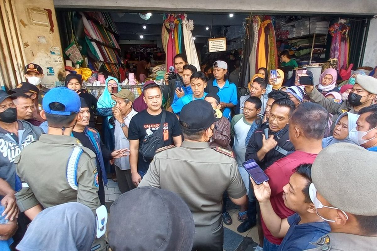 Para PKL Cihideung, Kota Tasikmalaya, sempat bersitegang dengan petugas Sat Pol PP saat akan dipindahkan sementara meski berakhir tertib untuk keluar dulu di lokasi Proyek Maliboro Tasikmalaya, Jawa Barat, Rabu (27/7/2022).