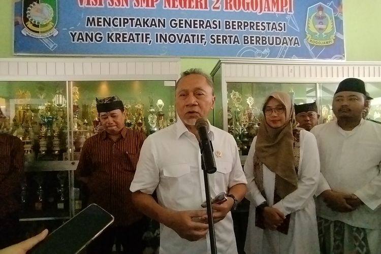 Zulkifli Hasan meresmikan program MBG di Banyuwangi, Senin (3/2/2025) 