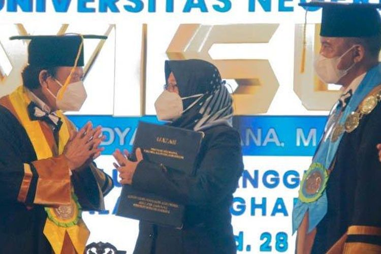 Seorang ibu, Endang Sulistyowat saat menerima ijazah almarhum anaknya Mochammad Fathurrizqi yang diserahkan langsung oleh Rektor Universitas Negeri Surabaya (Unesa), Prof Dr Nurhasan M Kes di Graha UNESA, Kampus Lidah Wetan, Surabaya, Kamis (28/7/2022). (Surya.co.id/Zainal Arifin)