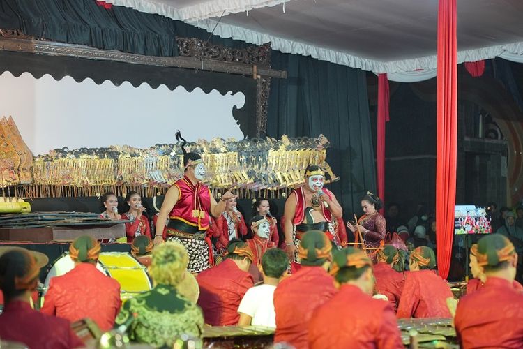 Pemerintah Kabupaten (Pemkab) Klaten menggelar pertunjukan wayang kulit dengan lakon Srikandi Tandang bersama dalang Ki Bagong Darmono, di Alun-alun Klaten, Jumat (1/9/2023).