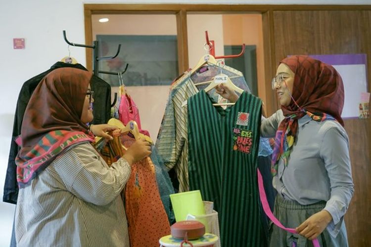 Kolaborasi kreatif Dompet Dhuafa dan Chikigo hadirkan koleksi busana lurik terbaru yang akan ditampilkan dalam ajang International Modest Fashion Festival (IN2MF) 2024 dan tengah dirancang di Kantor Chikigo, Tangerang Selatan, Banten, Senin (28/10/2024).