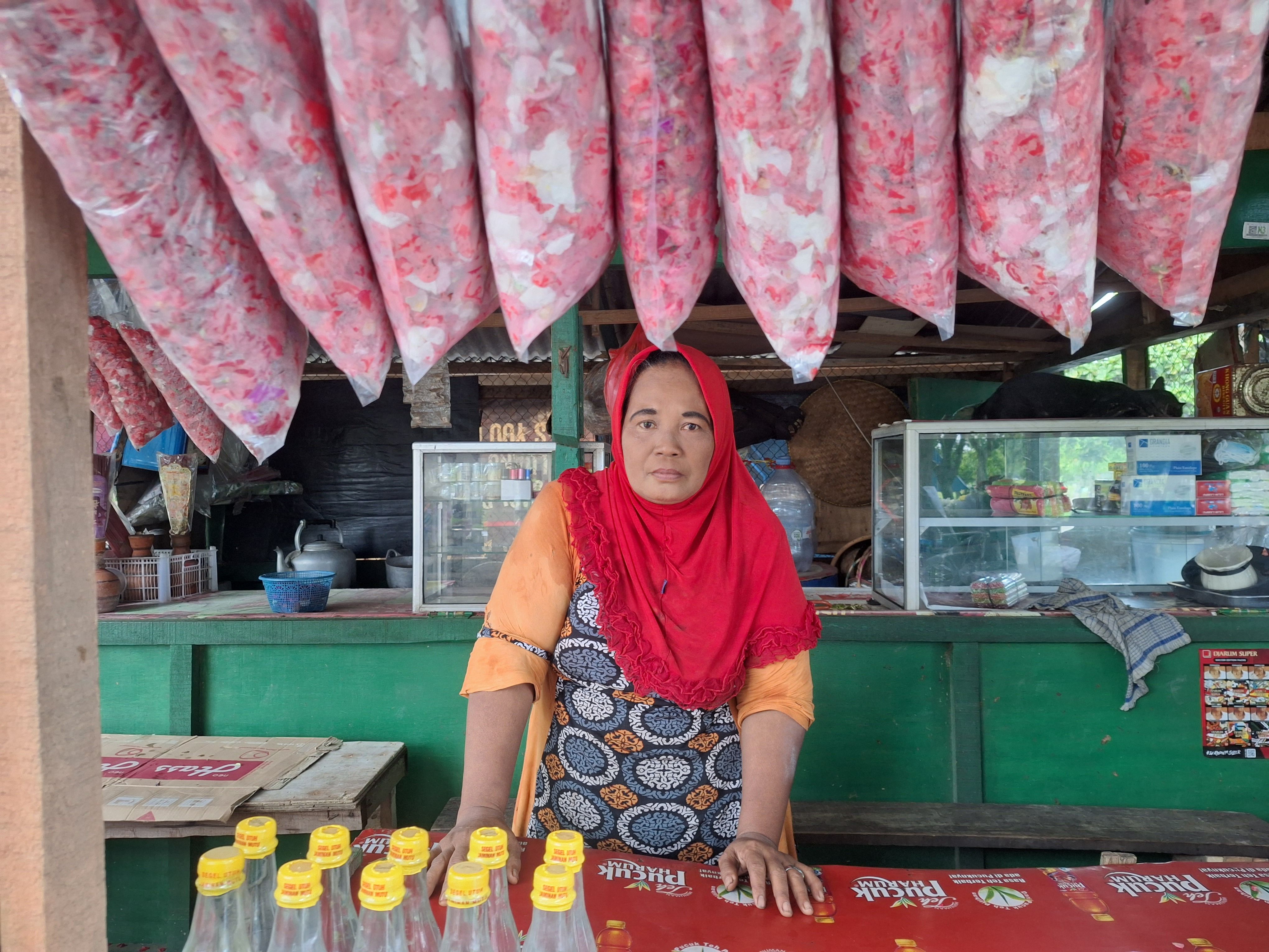 Sepi Peziarah, Penjual Bunga di TPU Semper Bagikan Sisa Dagangan