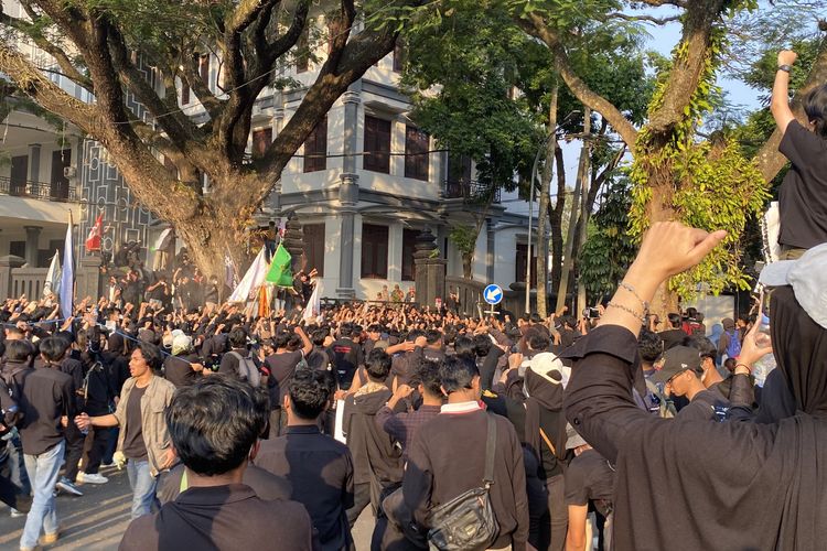 Mahasiswa UB Demo 