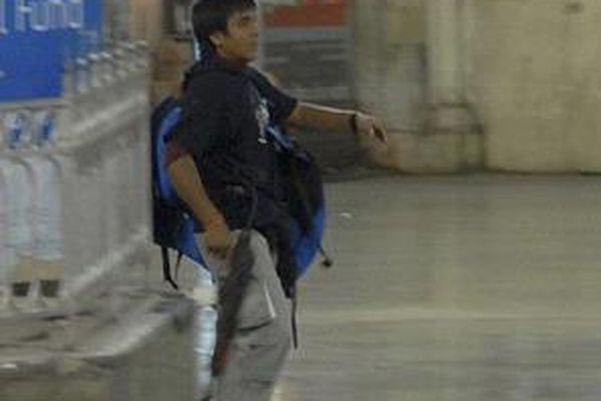 Salah satu dari teroris bersenjata yang masih muda ini nampak tenang saat memburu korbannya di Mumbai. 