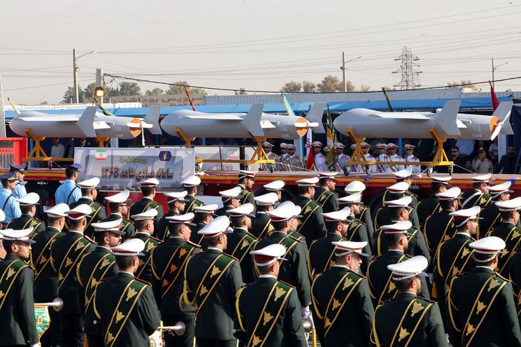 Drone Iran yang baru, Shahed 136-B, saat dipamerkan dalam parade militer tahunan yang memeringati perang melawan Saddam Hussein dari Irak, di Teheran pada 21 September 2024.