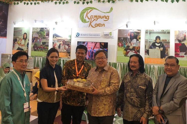 Menteri PPN/Kepala Badan Perencanaan Pembangunan Nasional, Prof. Dr. Bambang P.S. Brodjonegoro berkunjung ke booth Kampung Koran di FiFest 2018. 