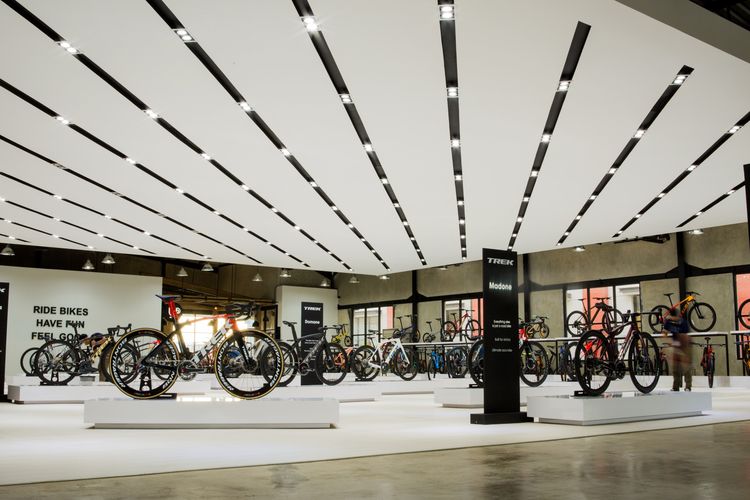 Area showroom di Pusat Sepeda yang menawarkan berbagai merek sepeda.