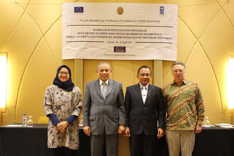 Mahkamah Agung bekerja sama dengan EU-UNDP Sustain tingkatkan Manajemen Sumber Daya Manusia Berbasis Kompetensi. Kiri ke kanan: Prahesty Pandanwangi, Takdir Rachmadi, Achmad Setyo Pudjoharsoyo, dan Gilles Blanchi dalam pembukaan lokakarya, Senin (10/4/2017) di Jakarta.