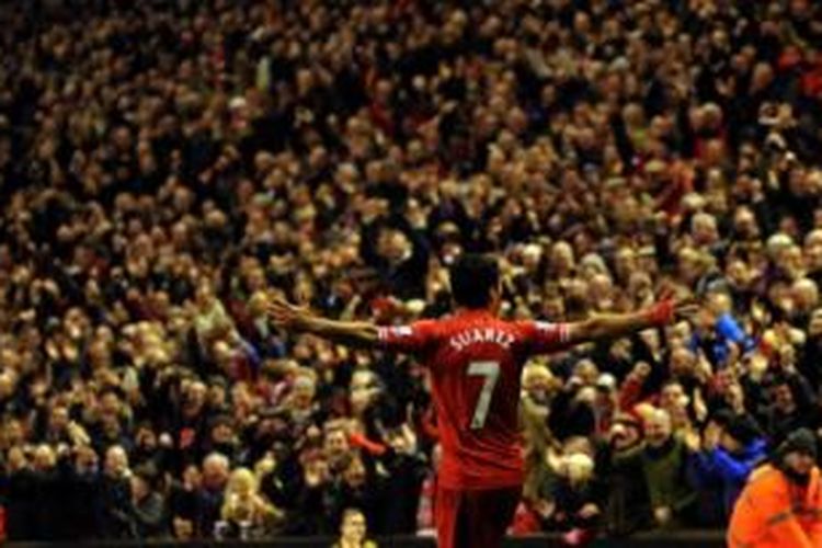 Striker Liverpool, Luis Suarez, merayakan gol ke gawang Hull City dalam laga Premier League di Stadion Anfield, Liverpool, Rabu (1/1/2014).