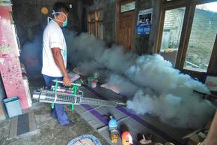 Ilustrasi: Petugas Dinas Kesehatan Pamekasan, melakukan pengasapan di dalam rumah warga yang menjadi korban wabah chikungunya, Kamis (16/1/2014).