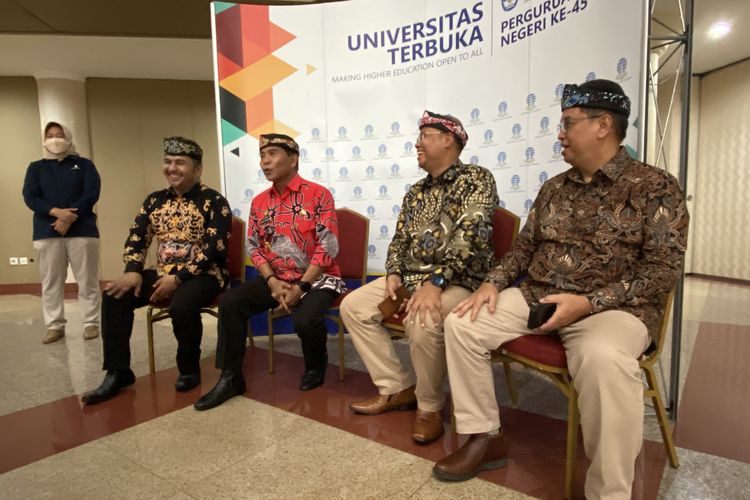 Konferensi pers setelah penandatanganan nota kesepahaman kerja sama antara UT dan Kaltara pada Selasa, 6 Desember 2022 di UT Convention Center, Pondok Cabe, Tangerang Selatan.

