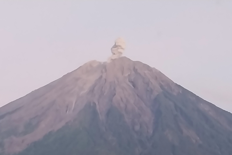 Visual erupsi Gunung Semeru dengan letusan setinggi 700 meter, Minggu (14/9/2025).