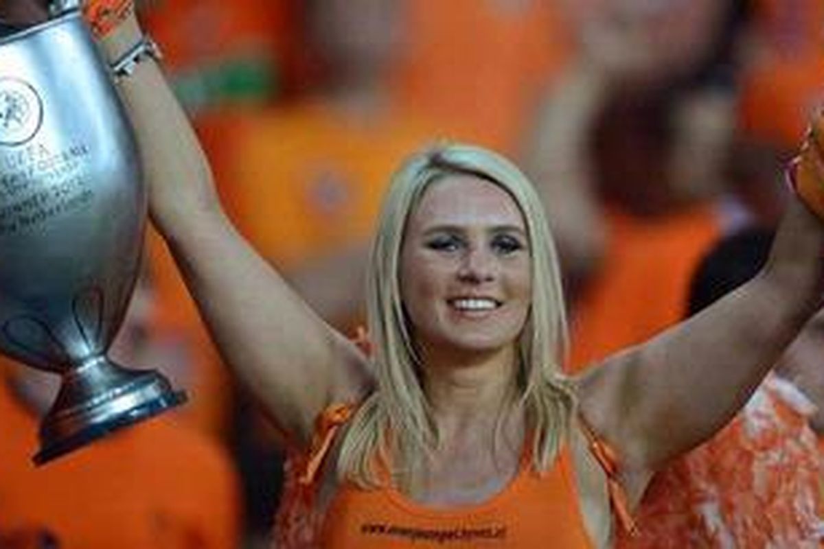 Suporter Belanda bersama replika trofi Euro jelang laga melawan Jerman di Stadion Metalist, Kharkiv, Rabu (13/6/2012).