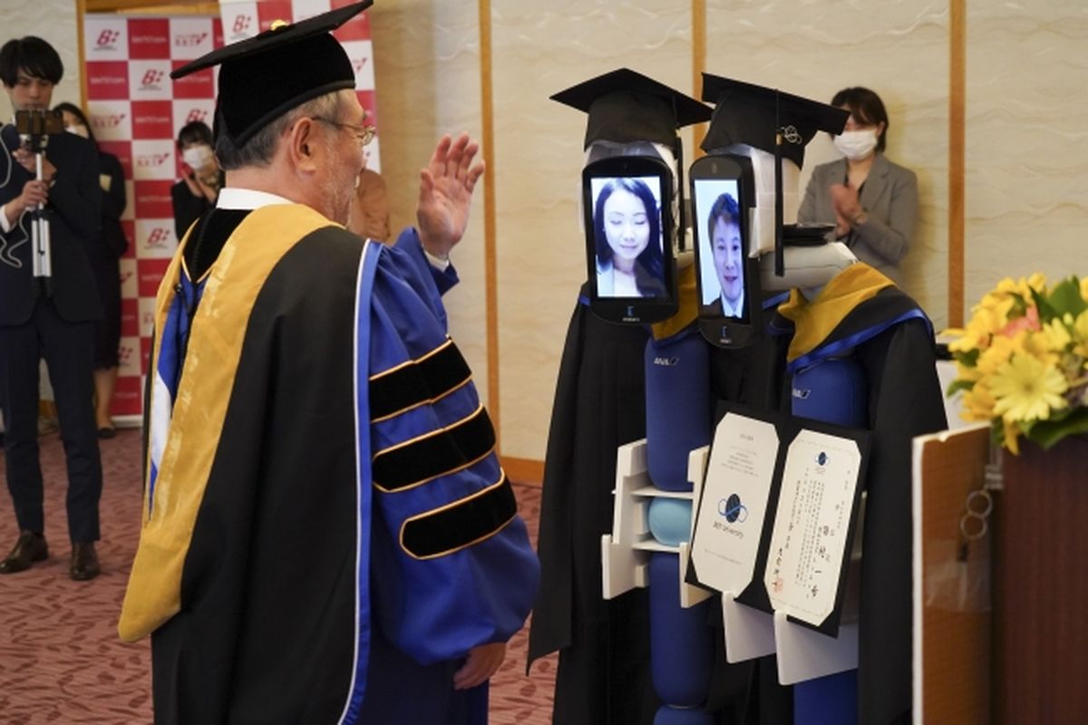 Rektor BBT University, Kenichi Omae menyapa perwakilan wisudawan dalam wisuda online dan menggunakan robot avatar di Hotel Grand Palace, Tokyo, Jepang, Sabtu (28/3/2020). Penggunaan robot ini dioperasikan dari jarak jauh oleh perwakilan wisudawan dan wisudawan lain bisa menyaksikan prosesi wisuda online melalui Zoom.