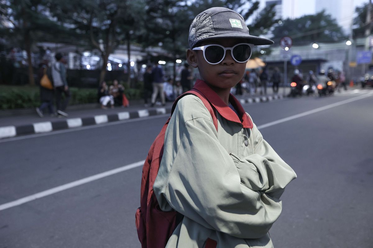 Boy asal Citayam berpose di kawasan Dukuh Atas, Jakarta, Rabu (20/7/2022).  Fenomena Citayam Fashion Week di kawasan Dukuh Atas mendadak viral karena gaya busana nyentik yang didominasi anak muda dari Depok, Citayam, dan Bojonggede.