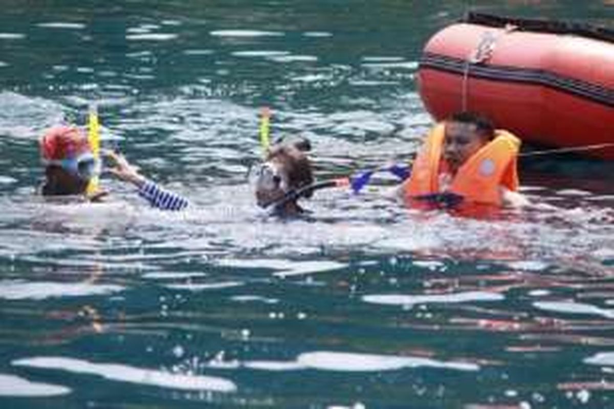 Menteri Kelautan dan Perikanan Susi Pudjiastuti snorkeling di Desa Botubarani, Gorontalo (14/5/2016).