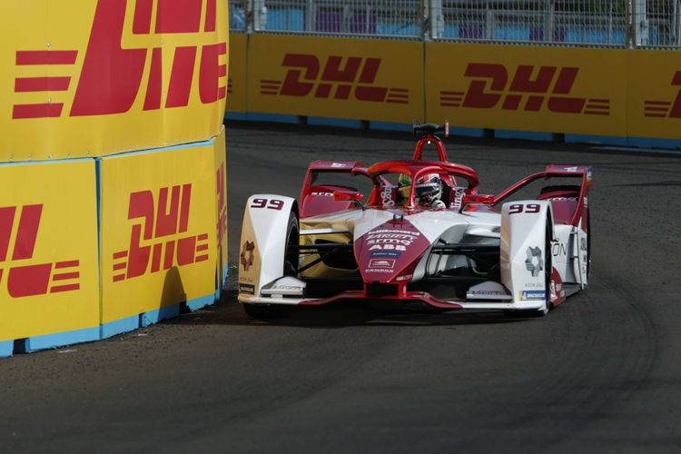 Pebalap Formula E Dragon/Penske Autosport, Antonio Giovinazzi mengikuti sesi latihan bebas 2 di Jakarta International E-Prix Circuit (JIEC), Ancol, Jakarta, Sabtu (4/6/2022). Sebanyak 22 pebalap dari 11 tim akan mengikuti balapan Formula E.