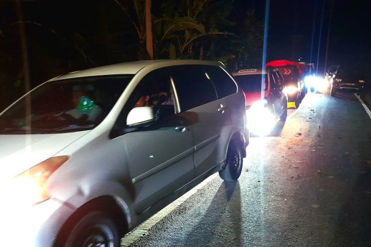 Suasana arus lalu lintas di sekitar lokasi longsor di Jalur Selatan Desa Olele Kecamatan Kabila Bone Kabupaten Bone Bolango Gorontalo, Jumat (4/7/2025). 