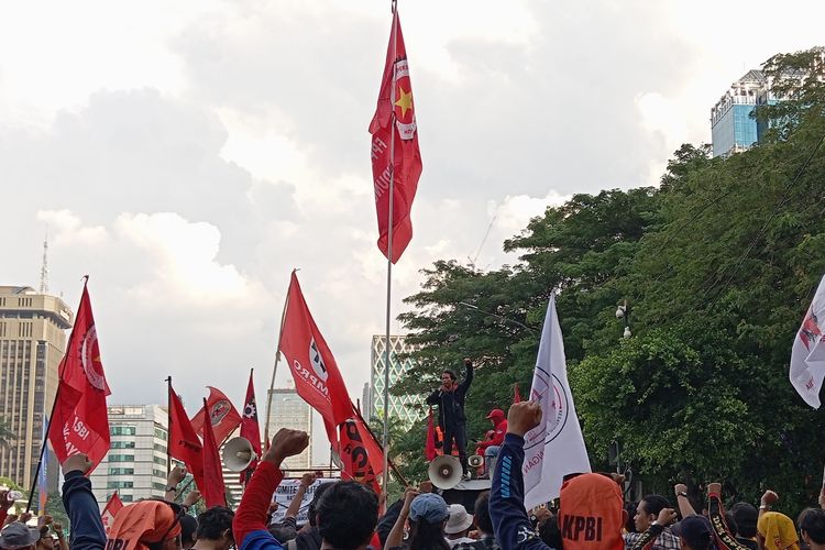 Aksi tolak tapera di depan Patung Arjuna Wijaya, Jakarta Pusat, Kamis (27/6/2024)
