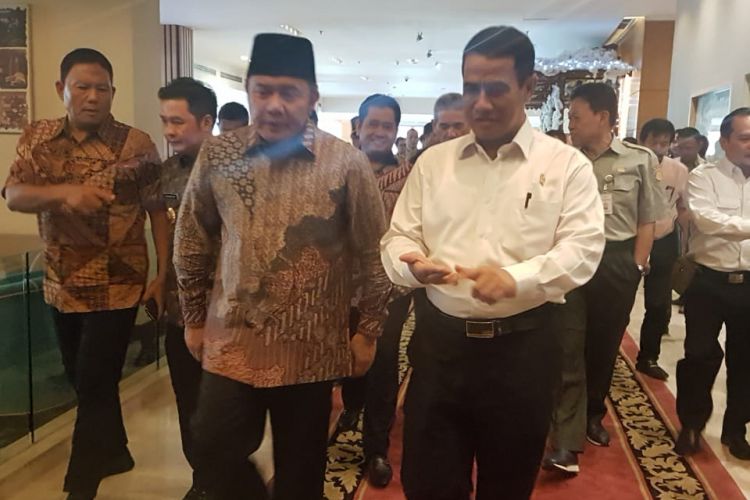 Menteri Pertanian Andi Amran (pakai kemeja putih) usai Rapat Koordinasi Program Selamatkan Lahan Rawa Sejahterakan Petani (Serasi) di Palembang, Kamis (6/12/2018).