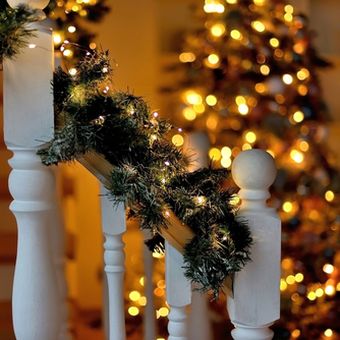 Dekorasi tangga bertema Natal