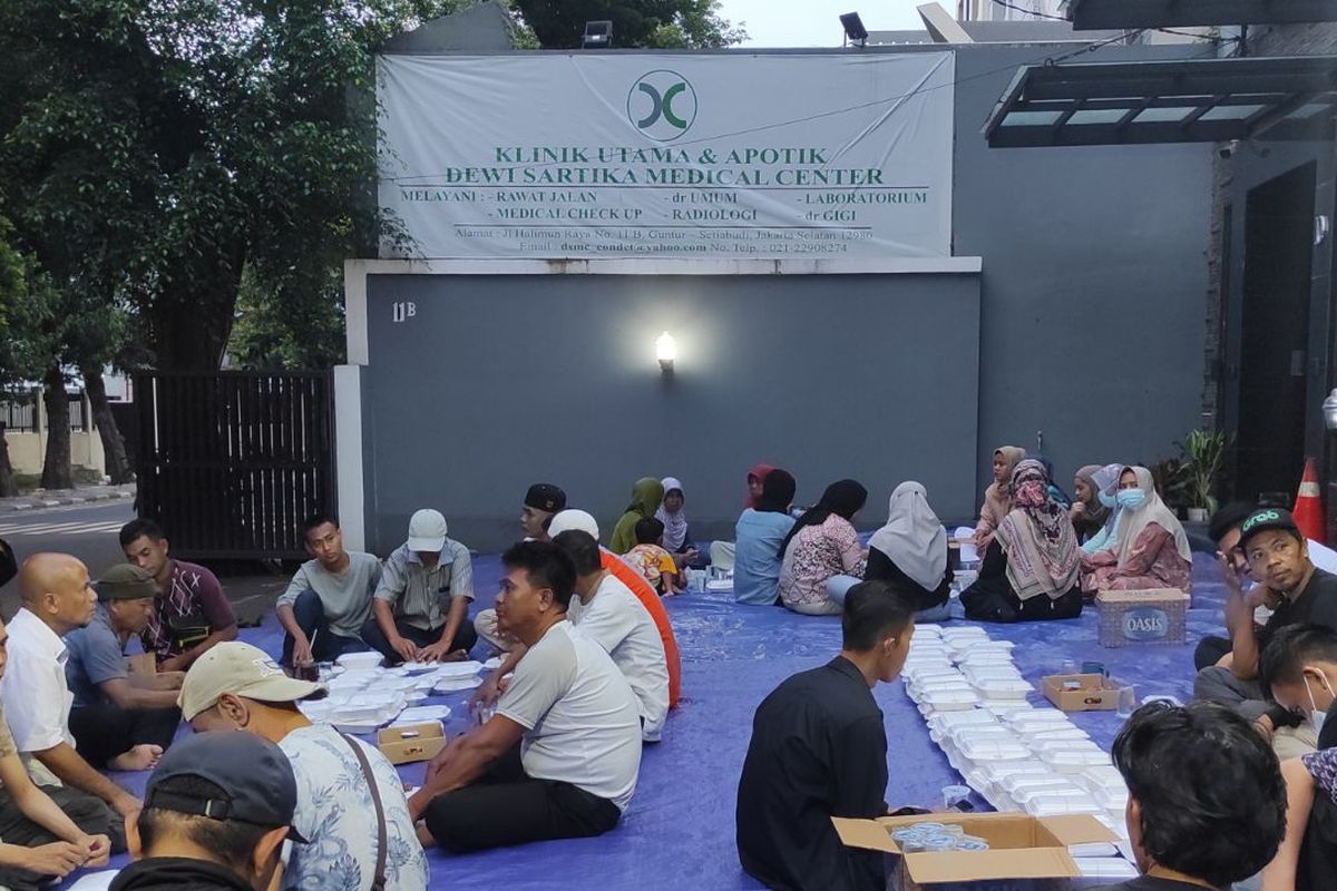 Sejumlah warga yang tengah menunggu waktu berbuka puasa di Klinik Utama Dewi Sartika, Setiabudi, Jakarta Selatan, Jumat (24/3/2023). 