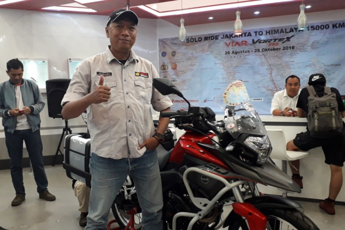Gunadi (41), pria yang akan memulai perjalanan dari Jakarta ke Pegunungan Himalaya di Nepal dengan mengendari sepeda motor Viar Vortex 250.
